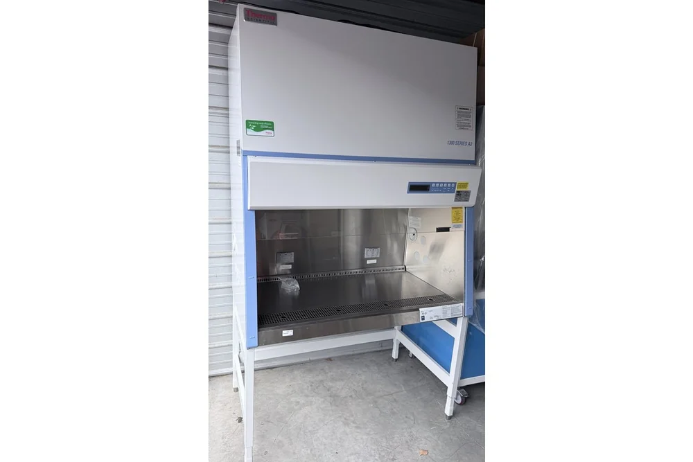 PBページ 4' Bio Safety Cabinet - Thermo Scientific 1300 Series (2024) — Lab